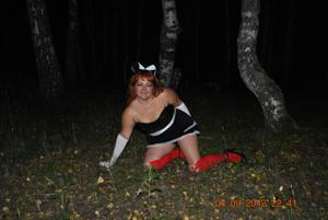 Пухлая ыжая дама сосет и лижет яйца в ночном лесу - фото #2