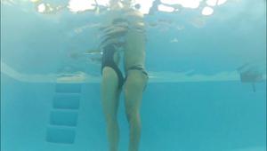 Зрелая китаянка перепихнулась в бассейне с тренером по плаванию - фото #1
