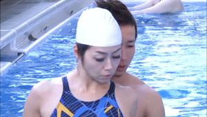 Зрелая китаянка перепихнулась в бассейне с тренером по плаванию - фото #2