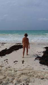 Пожилая Ева озорничает на пустом пляже голая - скриншот 13