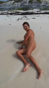 Пожилая Ева озорничает на пустом пляже голая - скриншот 15