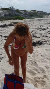 Пожилая Ева озорничает на пустом пляже голая - скриншот 2