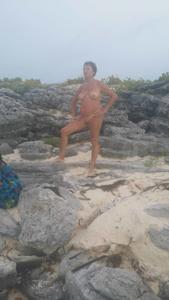 Пожилая Ева озорничает на пустом пляже голая - скриншот 28