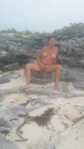 Пожилая Ева озорничает на пустом пляже голая - скриншот 29