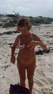 Пожилая Ева озорничает на пустом пляже голая - скриншот 3
