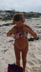 Пожилая Ева озорничает на пустом пляже голая - скриншот 4