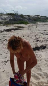 Пожилая Ева озорничает на пустом пляже голая - скриншот 6