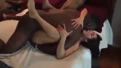 Uomo di colore scopa la bella moglie di qualcuno con un grosso cazzo