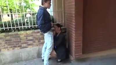 Elle a sucé un inconnu dans la rue et l'a ramené chez elle