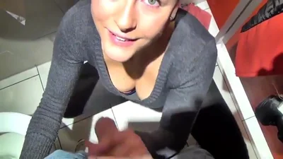 Com a esposa no banheiro de uma lanchonete