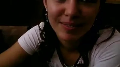 Bella ragazza succhia un collega al lavoro