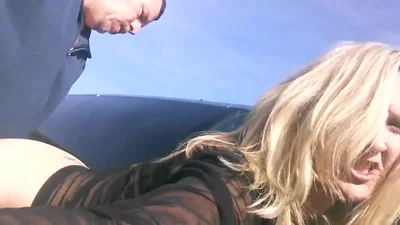 Se la dieron cerca del coche