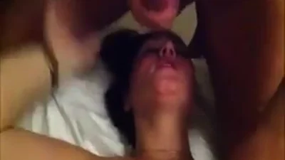 Mulher que gosta de sexo com a esposa goza em um sexo grupal com o marido