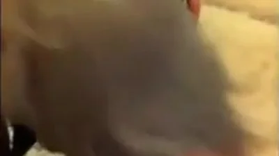 Esposa loira com uma roupa sexy é transada pelo marido e um amigo