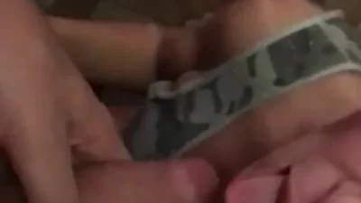 In ginocchio, la moglie fa una fellatio profonda