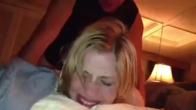 Moglie bionda si gode l'amante con il consenso del marito nella sua prima sessione hotwife