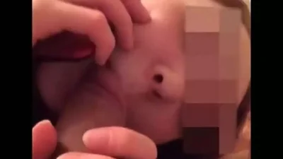 Ragazza parla al telefono di succhiare un cazzo