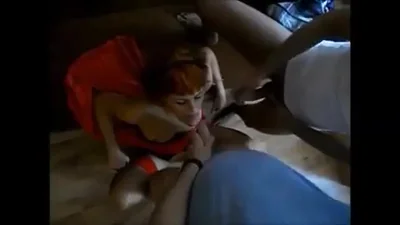 Diversi uomini usano una rossa