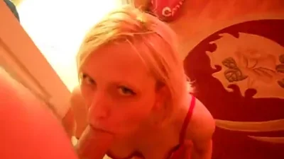 Riceve un pompino da un amico