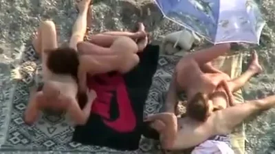 Scambisti scopano in spiaggia