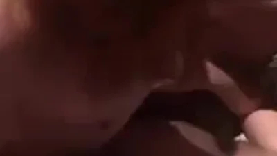 El poderoso orgasmo de una pelirroja es provocado por cuatro penes, incluido el de su marido