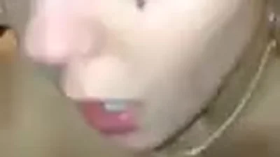 Mec a donné sa copine à un ami pour une baise en levrette