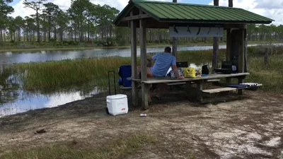 Kent transa com sua esposa no gazebo