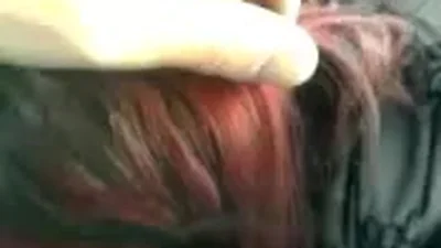 Ruiva faz um boquete no carro