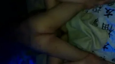 Amico porta la moglie del suo amico all'orgasmo