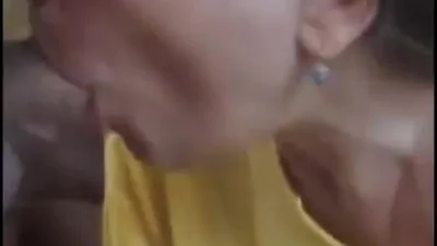 Hombre folla a su esposa por la boca con su culo hinchado