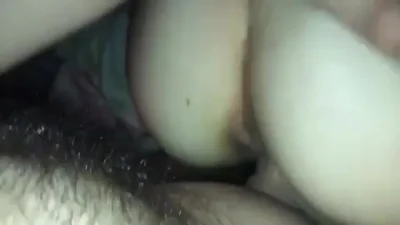 Hombre con barriga peluda folla a su mujer