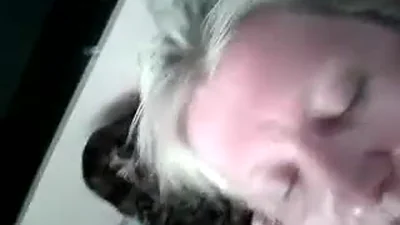 Éjaculation sur le visage d'une femme mûre