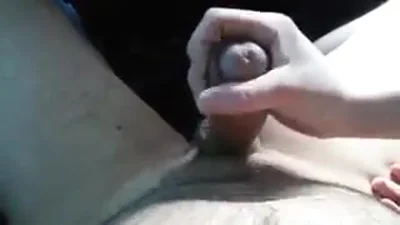 Jeune femme mariée avec son amant dans une voiture