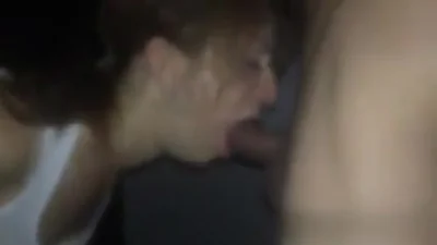 Homme noir baise une jeune femme dans les toilettes d'une boîte de nuit et filme la scène