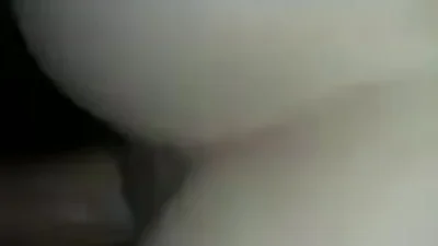 ​​Un marido folla a su esposa a cuatro patas