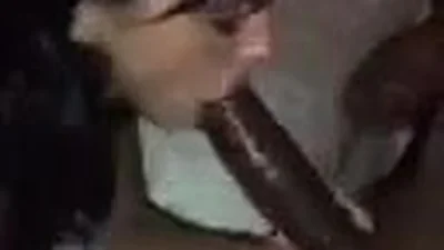 Mujer hermosa chupa una enorme polla negra