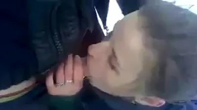 Dos camaradas se turnan para practicarle sexo oral a la lujuriosa Olga