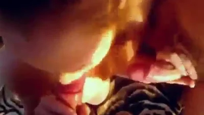 Jeune épouse suce deux hommes sur la plage