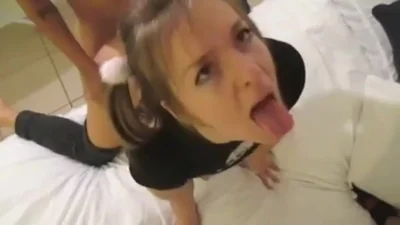 Rubia tonta de 20 años es follada a cuatro patas en una cama que cruje