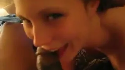 Hombres negros follan a una zorra blanca en la boca y en el culo