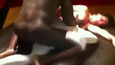 Salope mûre se fait baiser dans tous ses trous par des hommes noirs