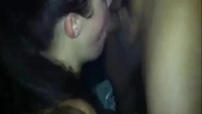 Esposa russa fode três homens enquanto seu marido está em uma viagem de negócios