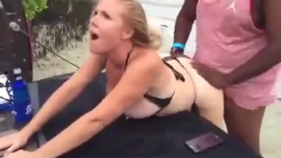 Rubia tiene sexo con un hombre negro en la playa