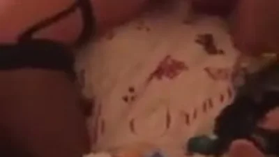 Ragazza arrapata in calze si scopa tre ragazzi come una troia