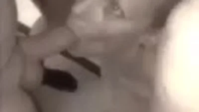 Belleza deslumbrante folla a un grupo de hombres