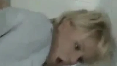 Due cazzi nella vagina di una impiegata bionda