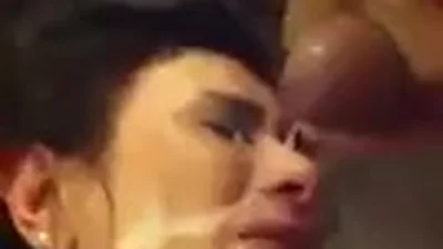 Donna riceve la sua prima eiaculazione facciale ed è felice