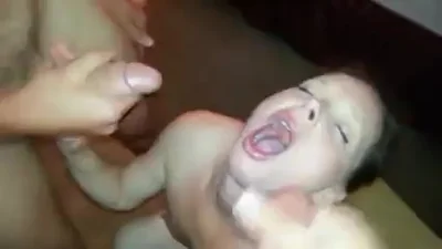 Riceve sperma da due cazzi