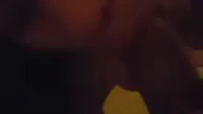 Joven esposa está enamorada de dos hombres y tiene un trío MFM con ellos