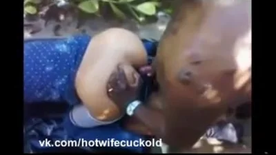 Mujer casada es sodomizada brutalmente en los arbustos por un hombre negro frente a su marido cornudo